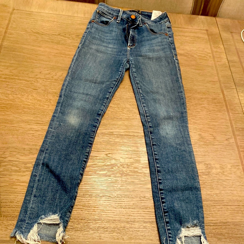 Abercrombie & Fitch Simone High Rise Ankle 24W short (hole in upper right thigh)